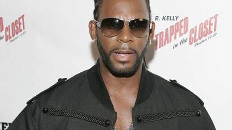 Si je R. Kelly res "sposodil" nekaj tonov?