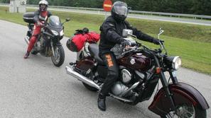 Ob tem času bi motoristi že zavzeli ceste, letos pa morajo kidati sneg.