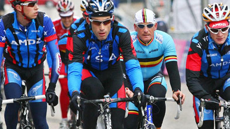 Ameriški kolesar George Hincapie (v sredini) je podpisal pogodbo z nemški moštvo