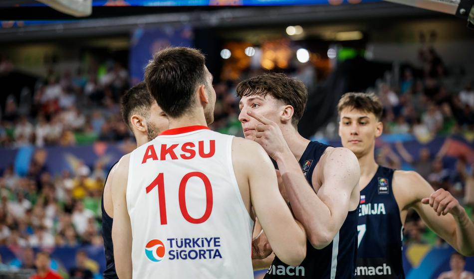 Slovenija v bučnih Stožicah dosegla boj za evropski naslov!