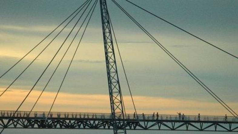 Z mostu se odpira pogled na otočje Langkawi in najjužnejše tajske otoke.