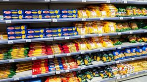 testenine na polici v trgovini