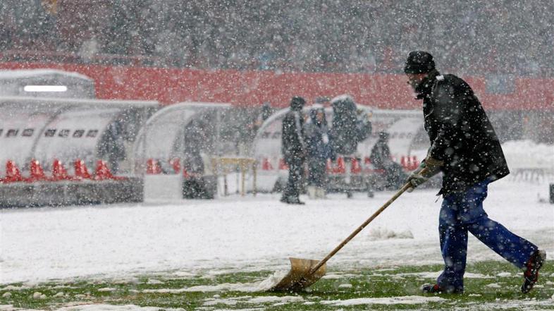 sneg ciscenje čiščenje kidanje lopata