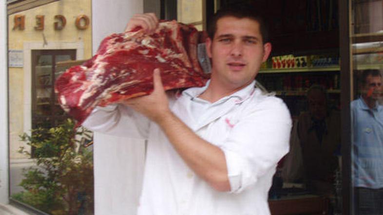 Dostava mesa v edino mesnico v Piranu otežena; na občini molčijo.
