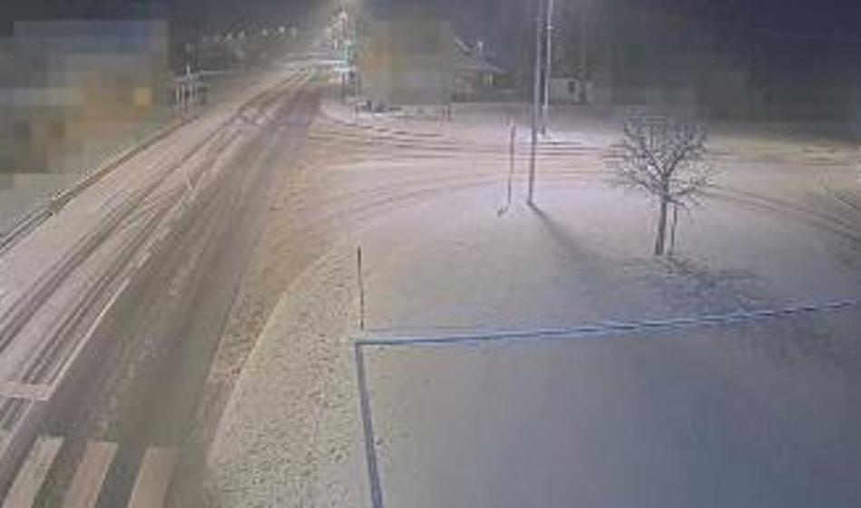 Zapadel je sneg: Ponekod po Sloveniji brez verig ne bo šlo