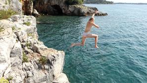 Dekle skače v vodo, skok v vodo