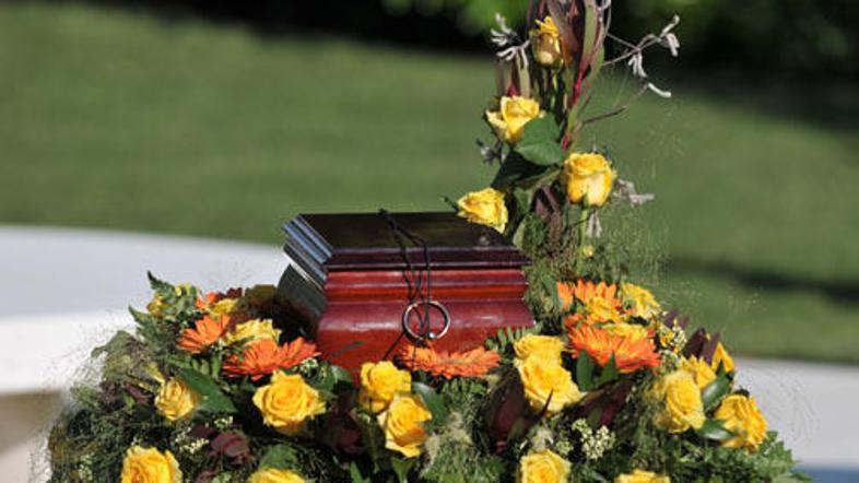 Na ljubljanskih Žalah se je ob pokopu posmrtnih ostankov žrtev letalske nesreče 