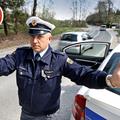 slovenija 15.04.2010 policist, policija, ustavljanje vozil, stop, loparcek, foto