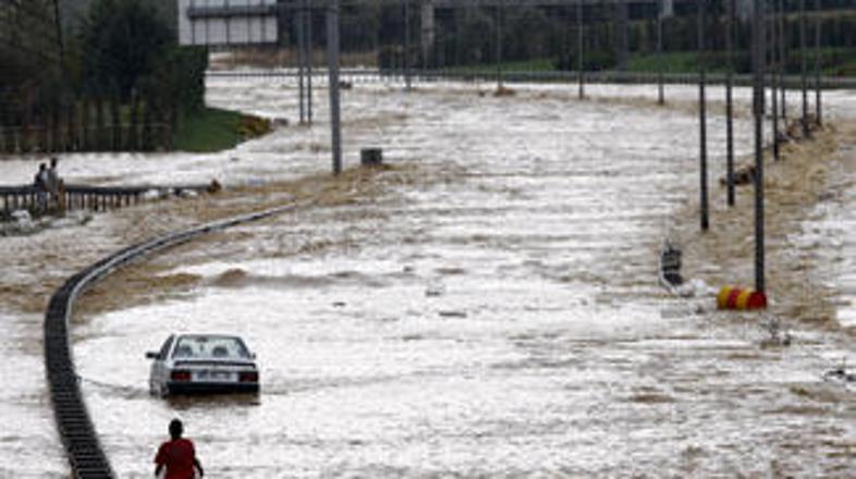 Narasla voda je odnesla nekaj avtomobilov in tovornjakov, poškodovanih pa je bil
