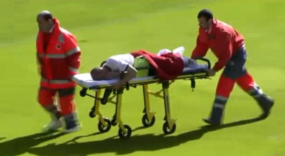 Nogometaša je rešilo hitro posredovanje zdravniške službe. (Foto: YouTube)
