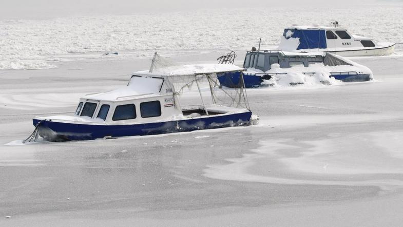 čolni na zamrznjeni Donavi