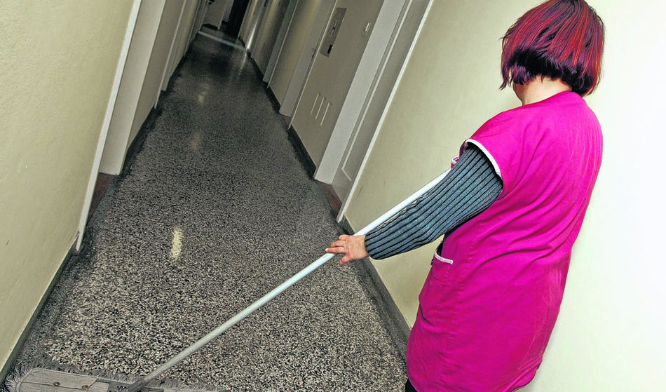 Čistilka in tajnica funkcionarja po novem v istem plačnem razredu