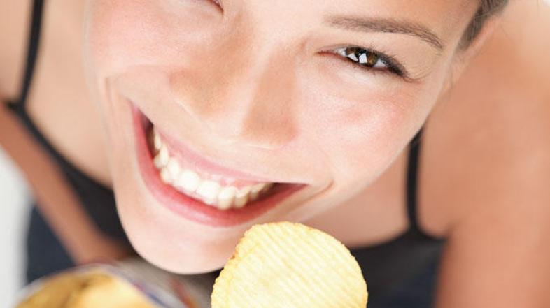 Nepravilna prehrana je eden izmed glavnih krivcev povišanega holesterola. (Foto: