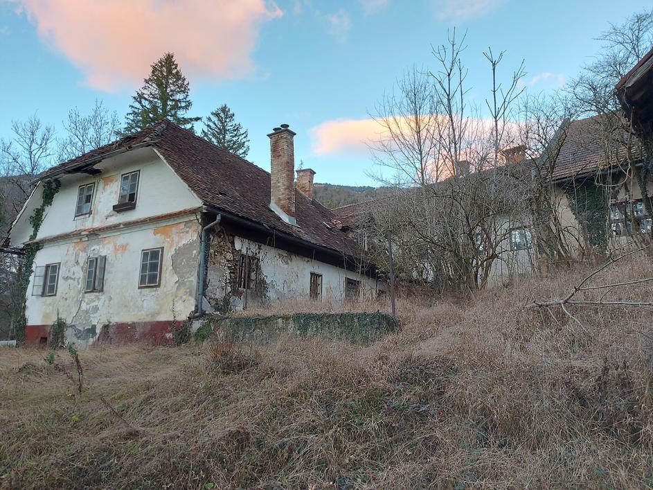 Propadajoče stavbe, Golnik, nepremičnine