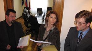 Predstavnika civilne iniciative predajata kranjskemu županu peticijo z več kot d