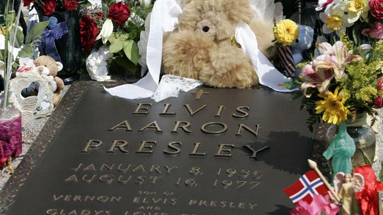 Elvisov grob nikoli ne sameva.