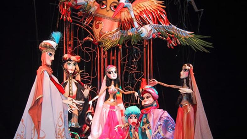 Scenografija in kostumografija sta zamišljeni v orientalskem slogu, enajst mario