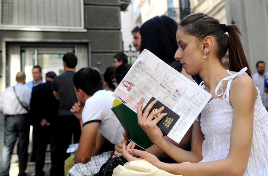 V takih vrstah so v Beogradu še letos poleti čakali na vizume za odhod v tujino. | Avtor: Žurnal24 main
