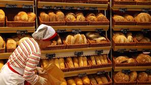 Novice: Diskriminacija, za starejše delavce denarja ni - ljubljana 08.12.08 -  Trgovka, kruh, fot