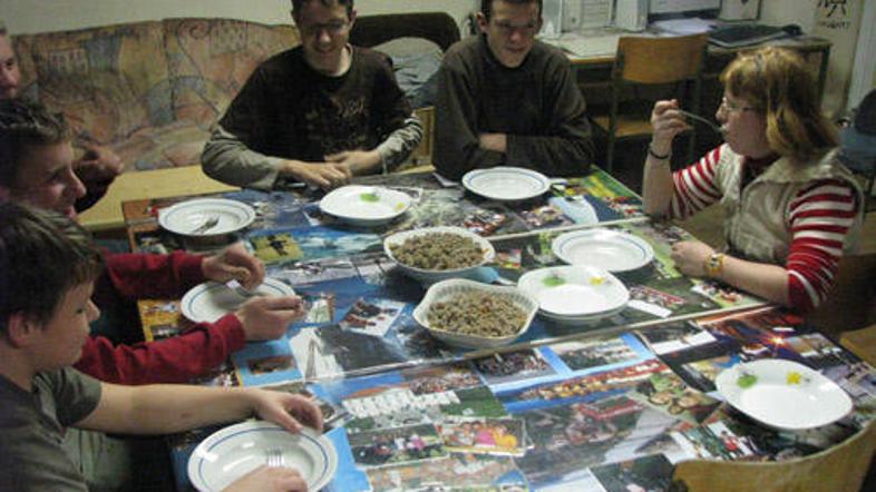 V Škrlovcu potekajo vsakodnevne prostoročne dejavnosti, kot so razne delavnice, 