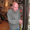 Miha Žvan, lastnik galerije in trgovine Zvon, je včeraj popravljal vrata in menj