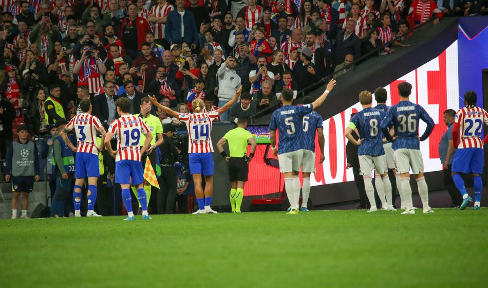 Večer krojile enajstmetrovke, Oblak klonil enkrat