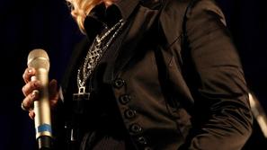 Posebna glasbena gosta na albumu sta Trkaj (Dotakn' se me z občutkom) in harmoni