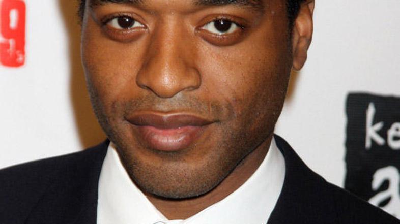 Chiwetel Ejiofor, ki v filmu igra Adriana Helmsleyja, bi s seboj vzel veliko čok
