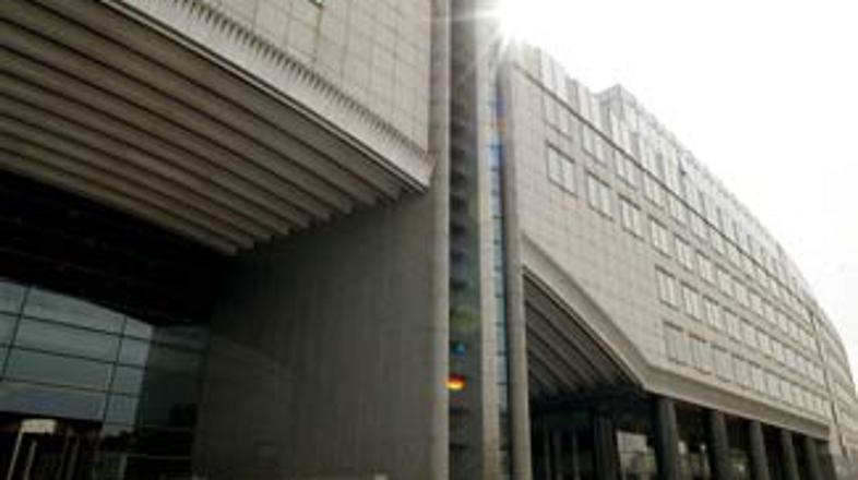 V skladu s političnim dogovorom med tremi največjimi političnimi skupinami v Evr