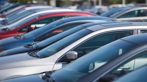 Avtomobili na parkiršču