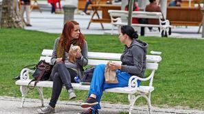 Slovenija 23.05.2013, mladi punci malicata na klopci na Kongresnem trgu v centru