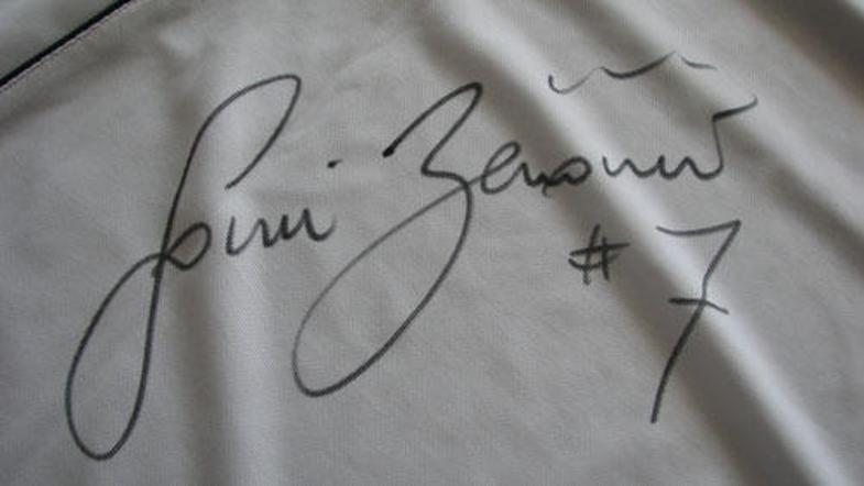 Dres, na katerem je podpis Sanija Bečiroviča, je lahko vaš.