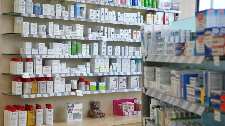 Ali bo nasproti Zdravstvenega doma Črnomelj zasebna ali javna lekarna, bo danes 