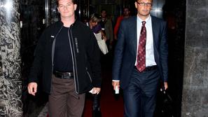 Takole je v torek Teršek (levo), izdajatelj Ekspresa, v spremstvu odvetnika odše