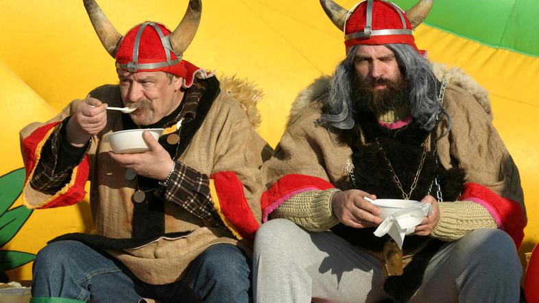 Lačna vikinga smo v objektiv na sprevodu ujeli lani. Simbolični pokop pusta bo o