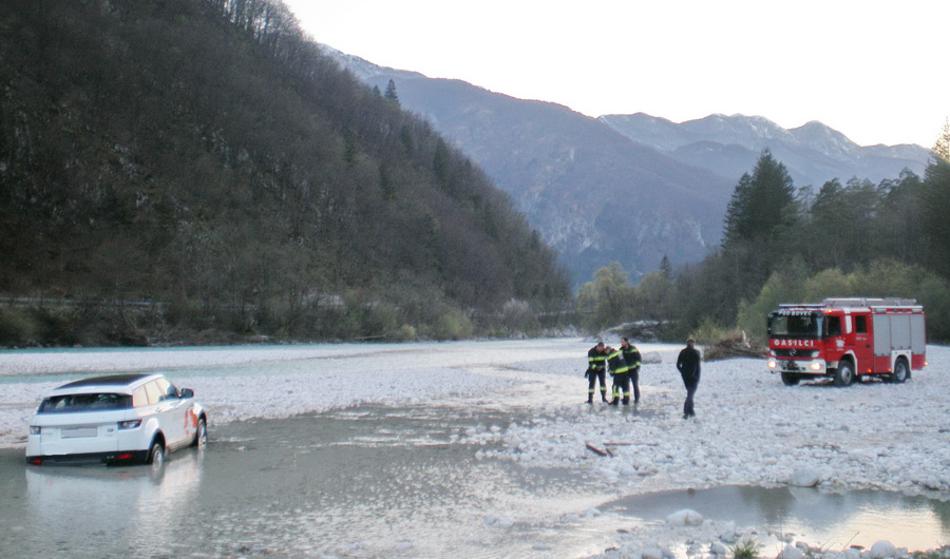 Grozna nesreča, vozilo je zletelo v ledeno Sočo