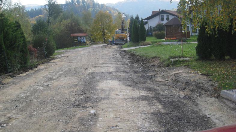 Na Drožanjski cesti zdaj odstranjujejo ves asfalt, z ležečimi policaji vred. Fot