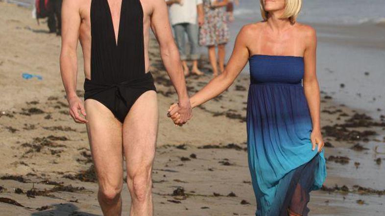 Začel je s kopalkami, nadaljeval pa z vsemi možnimi ženskimi oblekami.