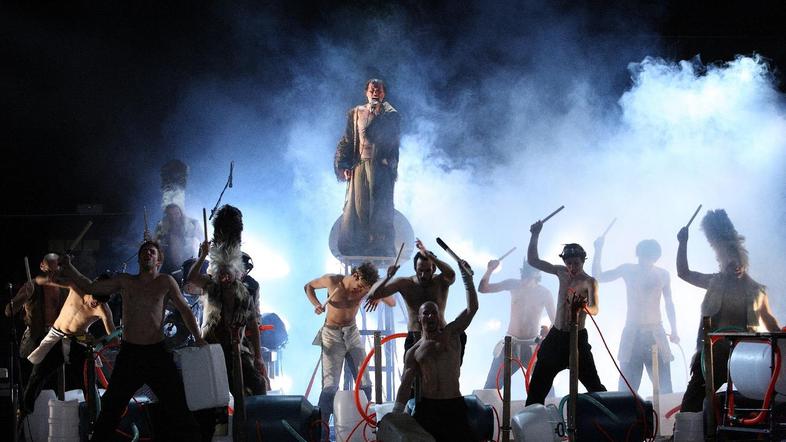 V predstavi nastopajo zasedba Let 3 in mladi hrvaški umetniki z Akademije dramsk