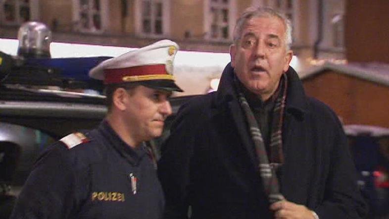 Sanader ob prihodu v salzburški pripor. (Foto: Reuters)