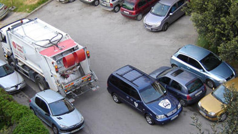 Nepravilno parkirani avtomobili preglavice povzročajo tudi smetarjem, saj se s s