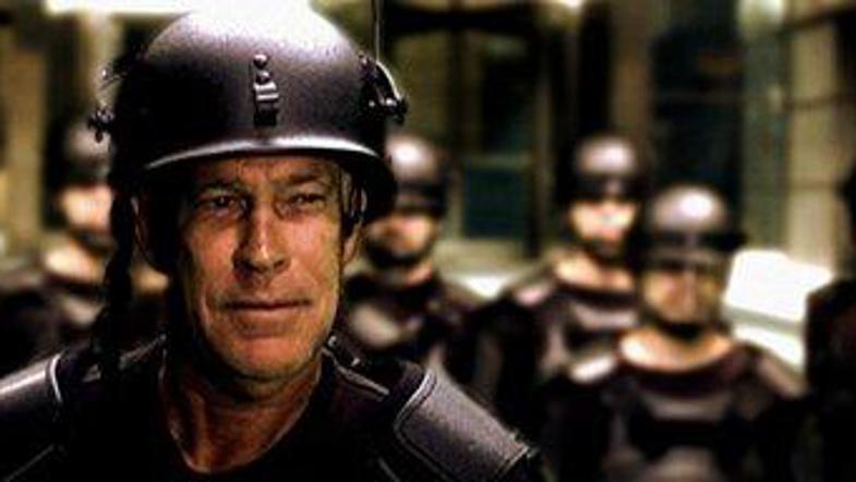 Za razliko od sloga večine dokumentarcev, ZMF vsebuje tudi vzporedno dramatično 