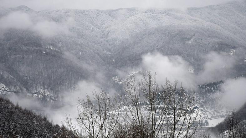 Vreme sneg, zasnežena zimska pokrajina