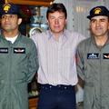Tomaž Humar s pilotoma pakistanske vojske po srečni rešitvi iz stene Nanga Parba