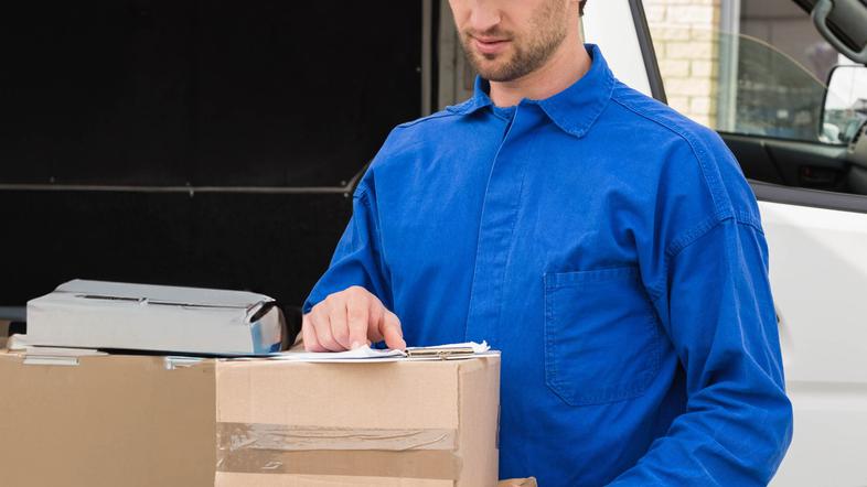 dostavljalec dostavlja pakete