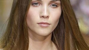 Poleti koža potrebuje izdatnejšo nego. Ličenje je treba prilagoditi visokim temp