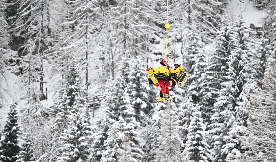 V tej sezoni že druga, zdaj hud padec, posredovati je moral helikopter