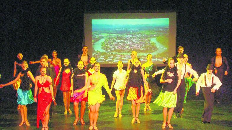 Plesalci trenirajo štirikrat na teden, starši pa so intenzivno vpeti v organizac