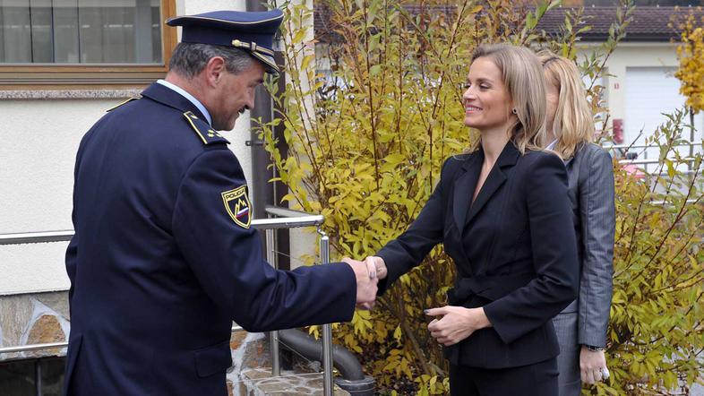 Ministrica Kresalova je ob obisku poudarila, da reorganizacija ni povezana s pol