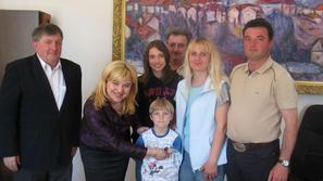 Erica in njegovo družino so sprejeli na Občini Metlika, kjer bodo na občinskem r